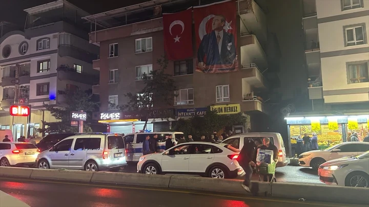 Mamak’ta bir cadde üzerinde gece saatlerinde trafik ve çevredeki binalar