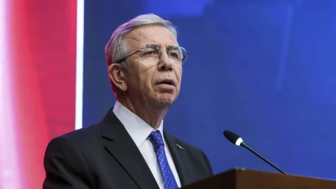 Mansur Yavaş kürsüde konuşurken