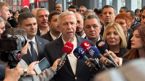 Mansur Yavaş, basın mensuplarının mikrofonları önünde açıklama yapıyor