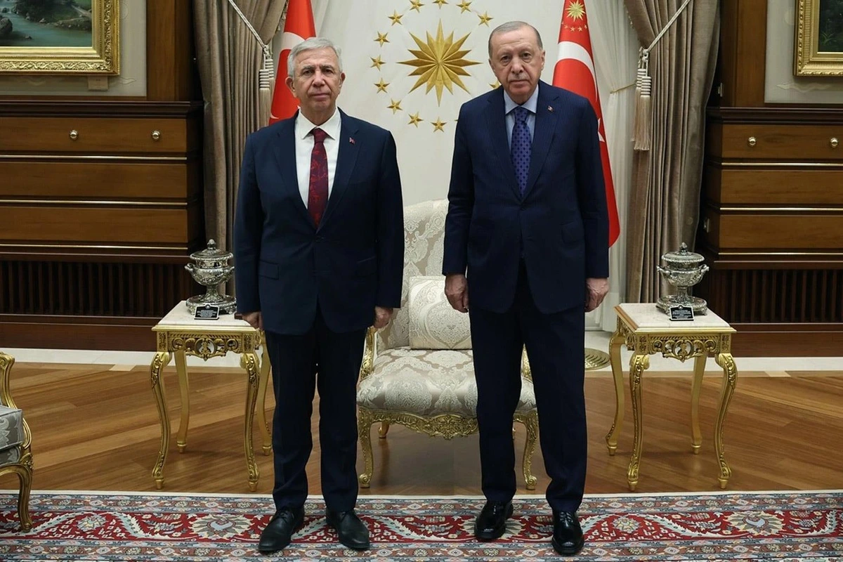 Mansur Yavaş ve Recep Tayyip Erdoğan bir odada yan yana duruyor.