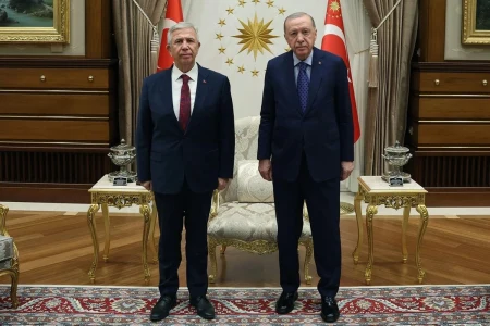 Mansur Yavaş ve Recep Tayyip Erdoğan bir odada yan yana duruyor.
