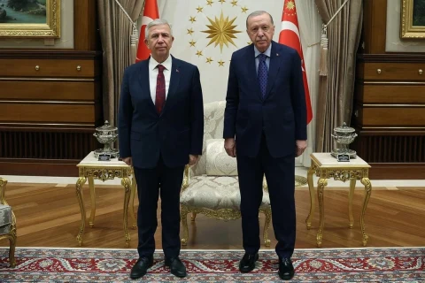 Mansur Yavaş ve Recep Tayyip Erdoğan bir odada yan yana duruyor.