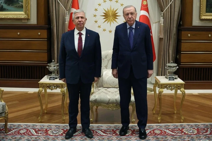 Mansur Yavaş ve Recep Tayyip Erdoğan bir odada yan yana duruyor.