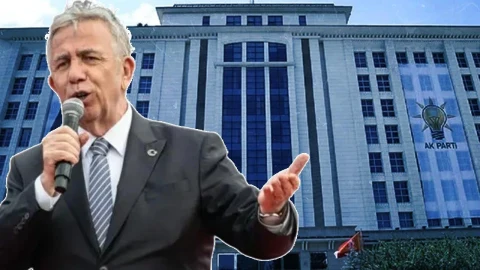Mansur Yavaş mikrofonla konuşurken, arka planda AKP logosunun bulunduğu bir bina görülüyor.