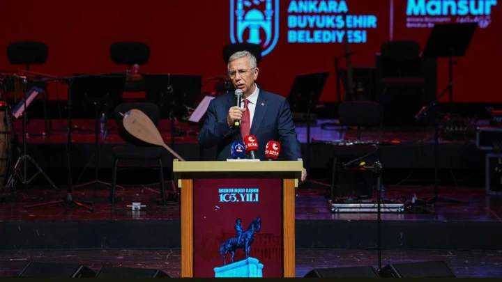 Mansur Yavaş, Ankara’nın başkent oluşunun 103. yılı resepsiyonunda kürsüde konuşuyor.