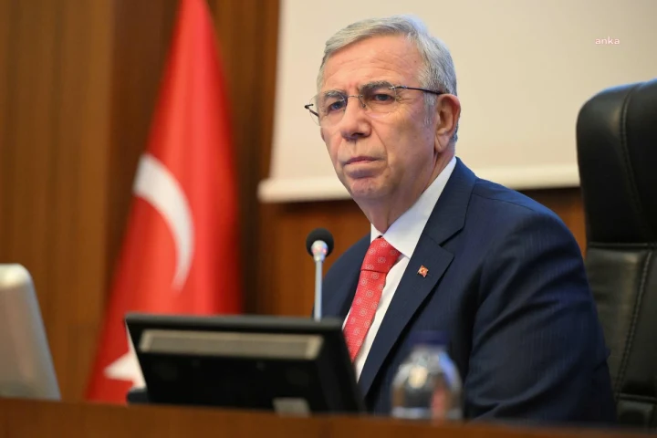 Ankara Büyükşehir Belediye Başkanı Mansur Yavaş, toplantı salonunda otururken