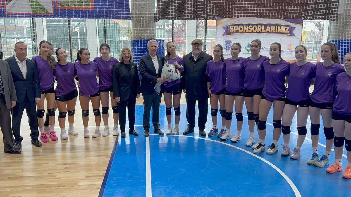 Mansur Yavaş ve sporcular, Bağlıca’daki spor kompleksi içinde voleybol sahasında toplu halde