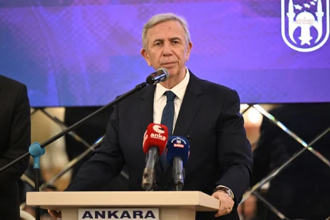 Ankara Büyükşehir Belediye Başkanı Mansur Yavaş, kürsüde konuşma yapıyor.
