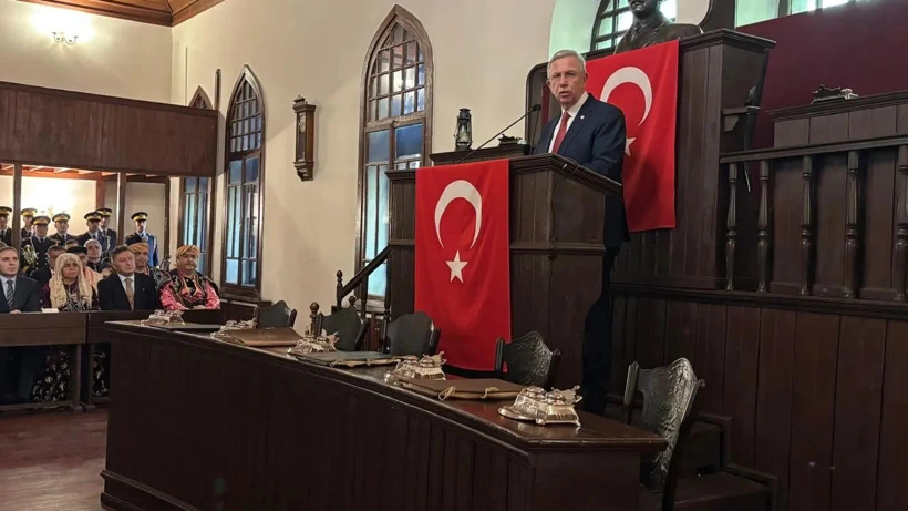 Mansur Yavaş, Birinci Meclis salonundaki kürsüde konuşma yapıyor