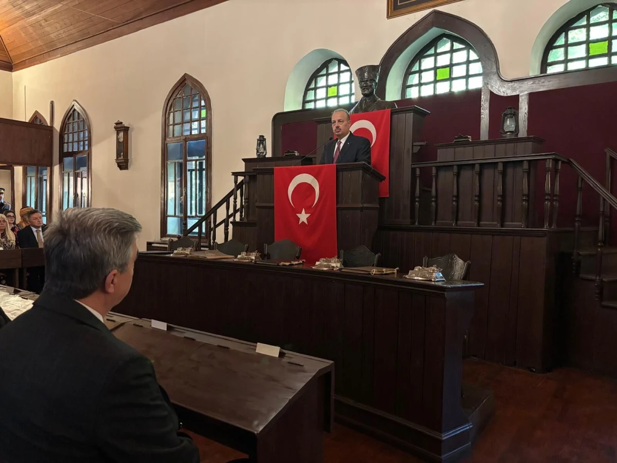Ankara Büyükşehir Belediye Başkanı Mansur Yavaş Birinci Meclis’te kürsüde konuşma yaparken