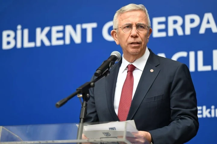 Mansur Yavaş, mikrofon önünde konuşma yapıyor.