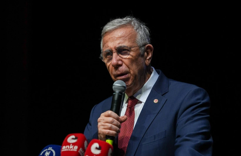 Mansur Yavaş, resepsiyonda mikrofonla konuşuyor.