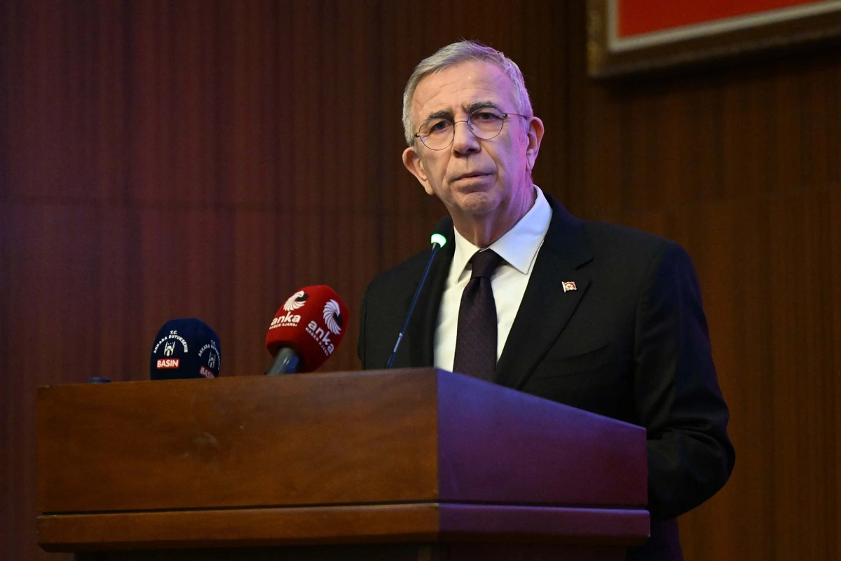 Mansur Yavaş kürsüde konuşma yaparken