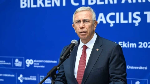 Mansur Yavaş, kürsüde mikrofon önünde konuşuyor.