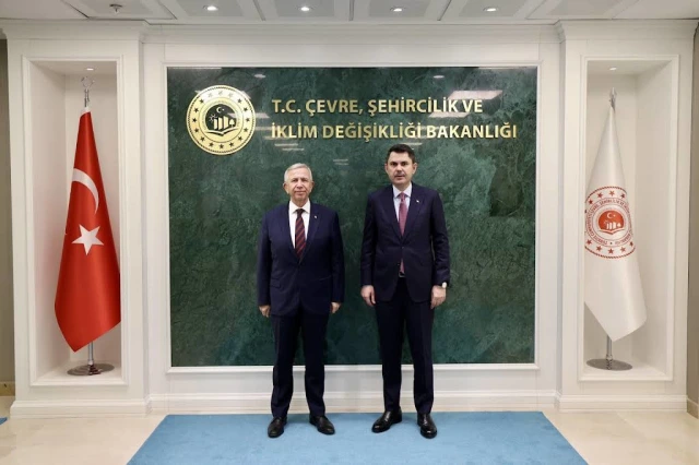 Mansur Yavaş ve Murat Kurum, bakanlık binasında yan yana poz veriyor.