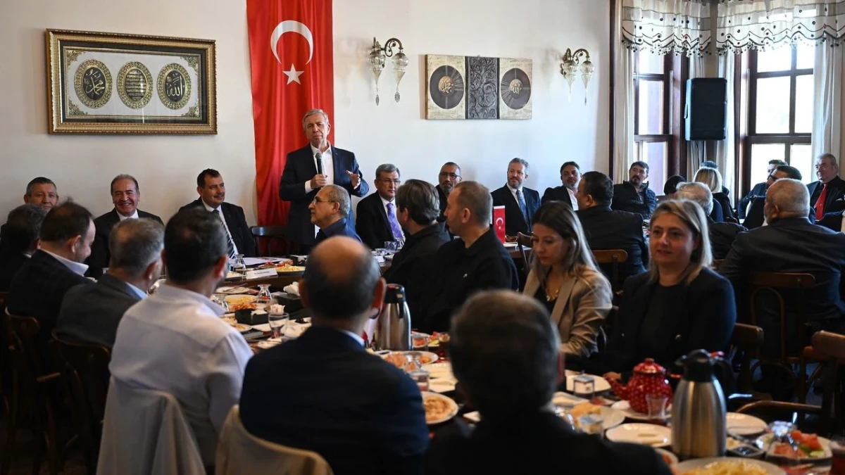 Mansur Yavaş, Ulus esnafıyla toplantıda bir araya geldi