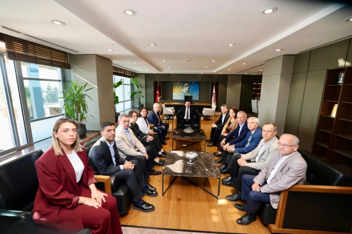 Mansur Yavaş’ın Mersin Büyükşehir Belediyesi’ndeki ziyaretinden bir görüntü