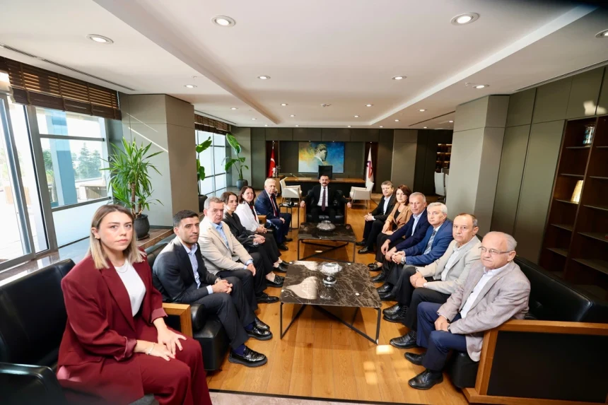 Mansur Yavaş’ın Mersin Büyükşehir Belediyesi’ndeki ziyaretinden bir görüntü