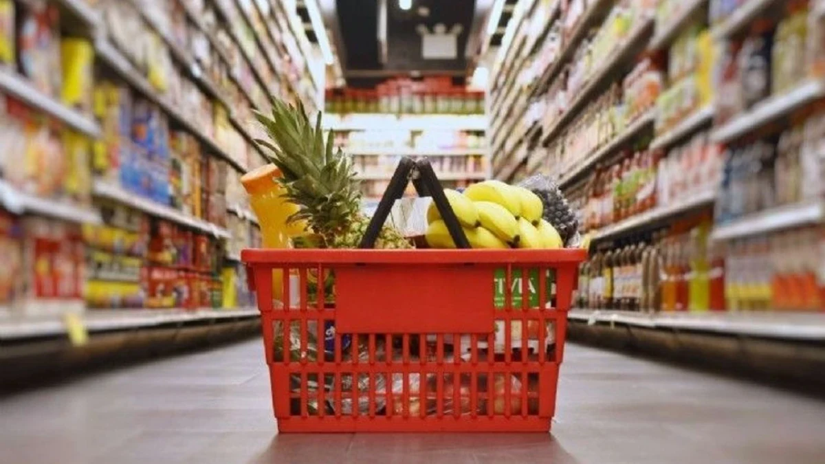 Market reyonunda alışveriş sepetinde çeşitli ürünler