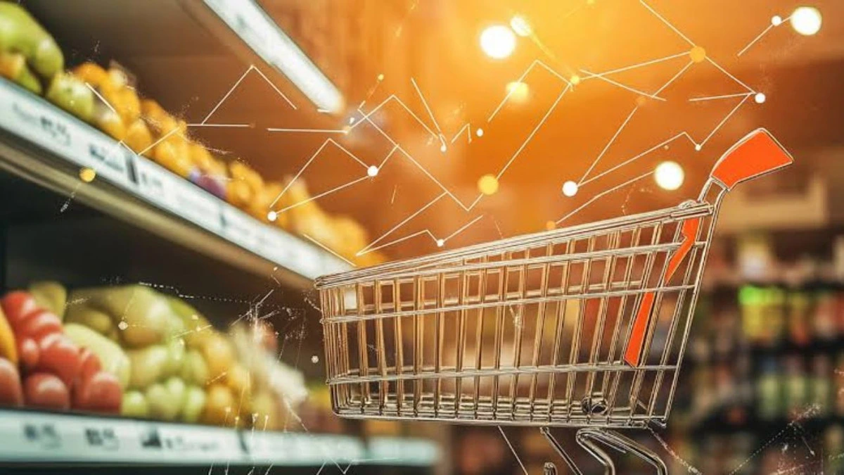 Market rafları önünde boş alışveriş arabası ve fiyat karşılaştırmasını simgeleyen grafik çizgileri