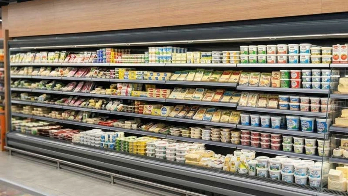 Süpermarkette uzun bir reyon boyunca uzanan soğutuculardaki gıda ürünleri