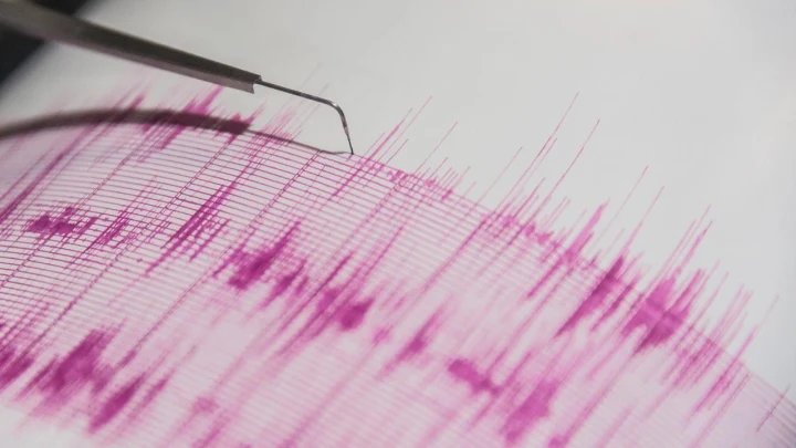 Deprem sarsıntılarını gösteren sismograf kaydı