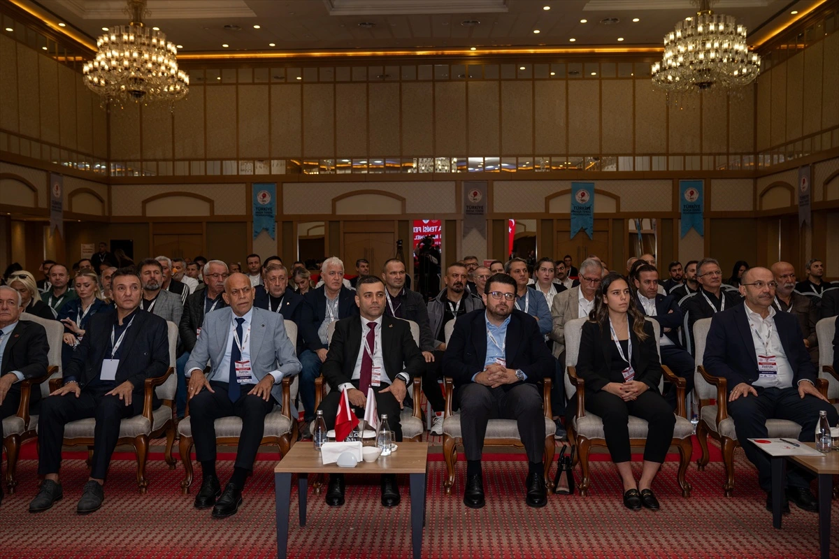 Türkiye Masa Tenisi Federasyonunun mali genel kuruluna katılan delegeler