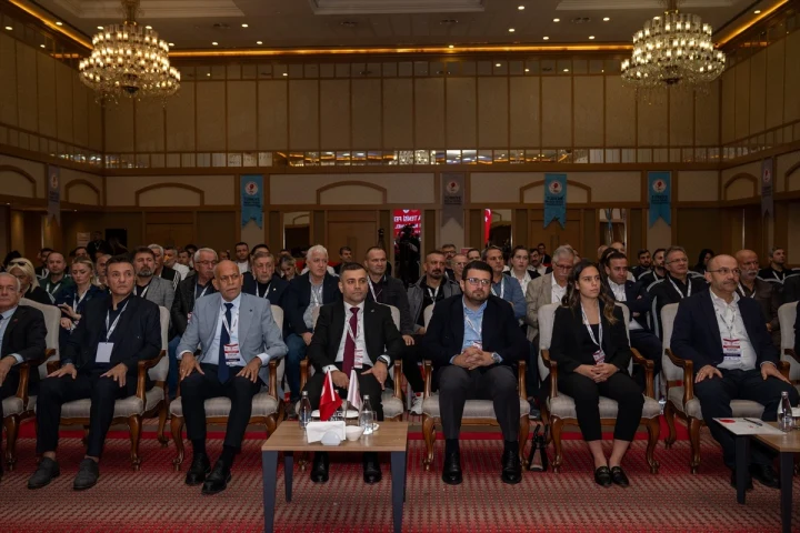 Türkiye Masa Tenisi Federasyonunun mali genel kuruluna katılan delegeler