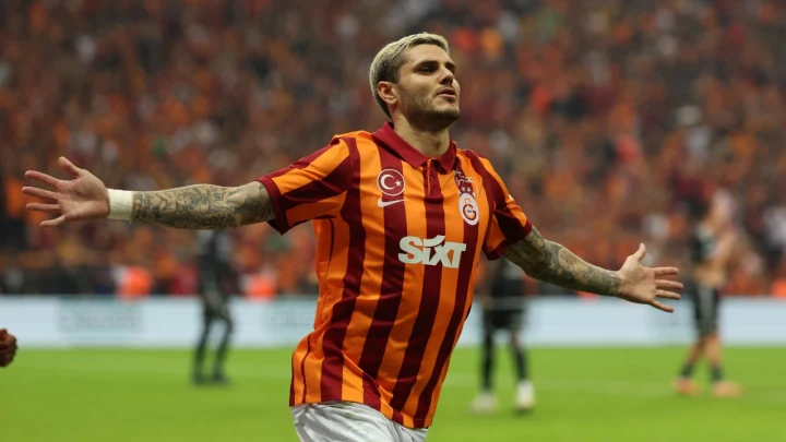 Galatasaray forması giyen Mauro Icardi, sahada kollarını iki yana açıyor.