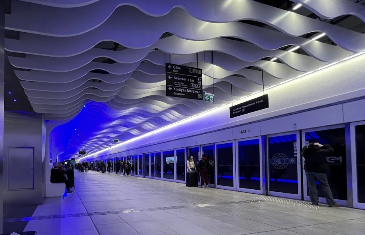 Mavi aydınlatmalı metro istasyonu ve peron kapıları
