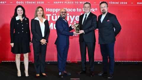 Maya Okulları temsilcileri Happy Place to Work ödül töreninde ödülle birlikte