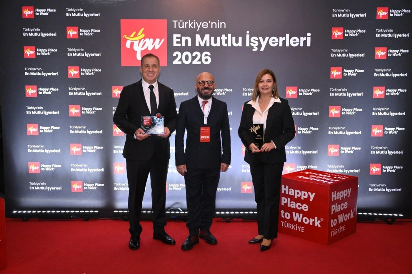 Maya Okulları temsilcileri 2026 ödül töreninde plaketlerle