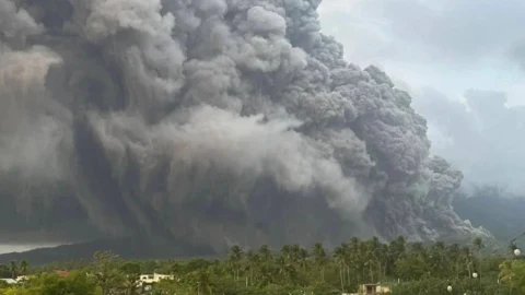 Mayon Yanardağı’nda patlama: Kül bulutu 3 bin metreye ulaştı