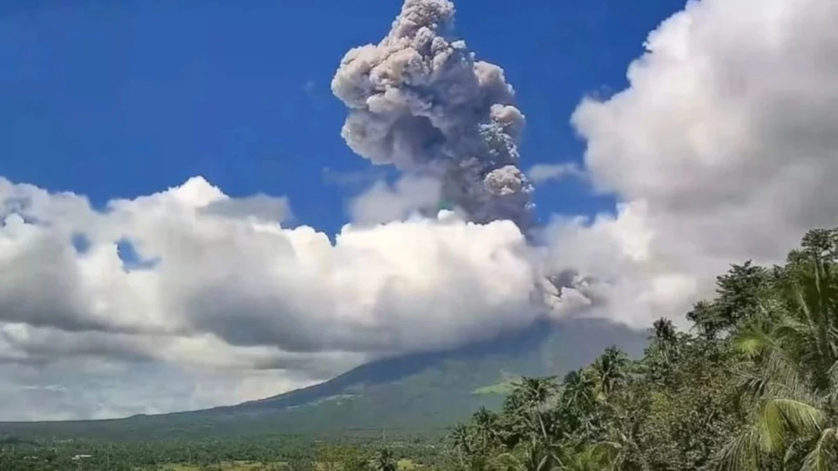 Mayon Yanardağı üzerinde yükselen kül bulutu