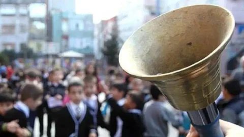Okul çıkışında öğrenciler ve ön planda okul zili