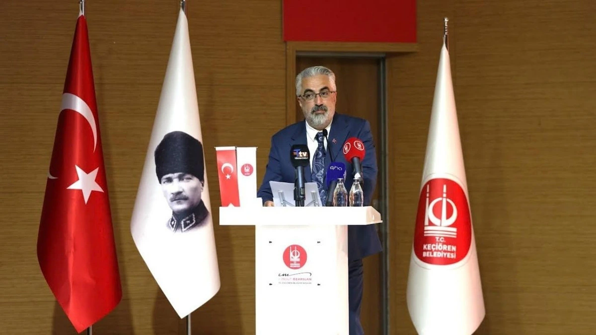 Keçiören Belediye Başkan Yardımcısı Mehmet Aygün kürsüde konuşma yapıyor