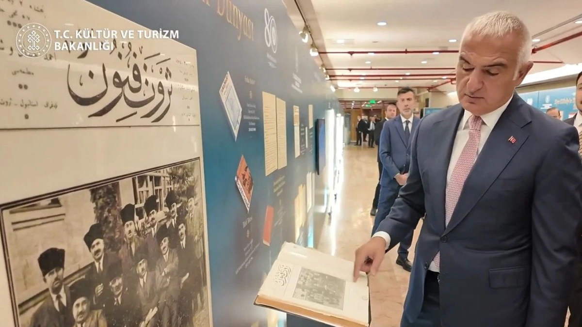 Kültür ve Turizm Bakanı Mehmet Nuri Ersoy sergideki bir belgeyi inceliyor