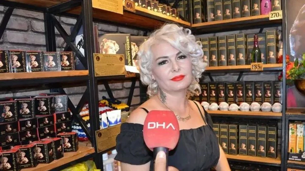 Melek Karahan, DHA mikrofonuyla görüntüleniyor