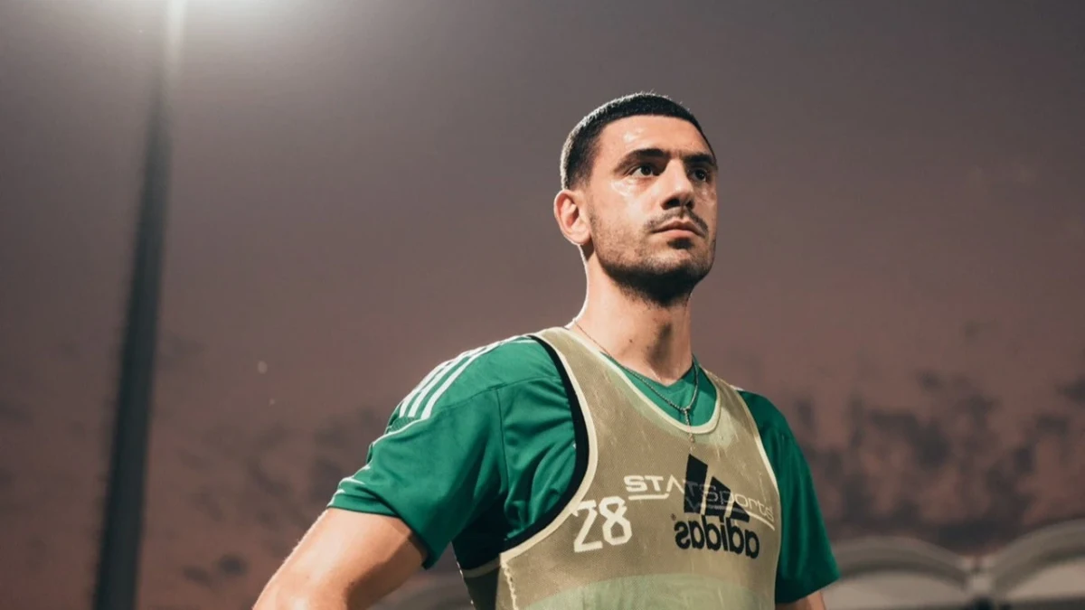 Al-Ahli formasıyla antrenman yeleği giyen Merih Demiral