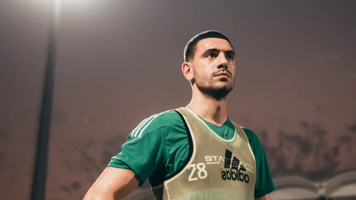 Al-Ahli formasıyla antrenman yeleği giyen Merih Demiral