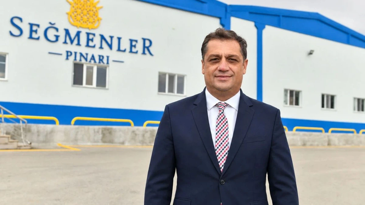 Seğmen Su Genel Müdürü Merih Demirdelen tesis binasının önünde