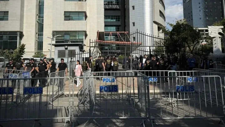 Polis bariyerleri ve güvenlik görevlilerinin bulunduğu adliye binasının önü
