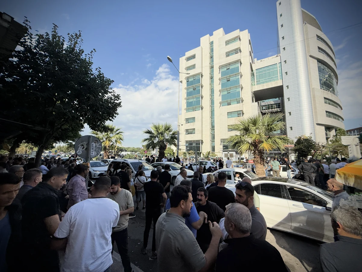 Adliye binası önünde toplanan kalabalık