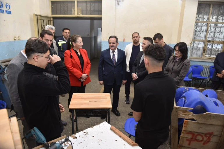 Meslek lisesi atölyesinde öğrencilerle görüşen okul ve sektör temsilcileri