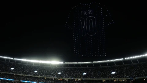 Monumental Stadı’nda ışıklarla oluşturulan Lionel Messi’nin 10 numaralı formasının silueti