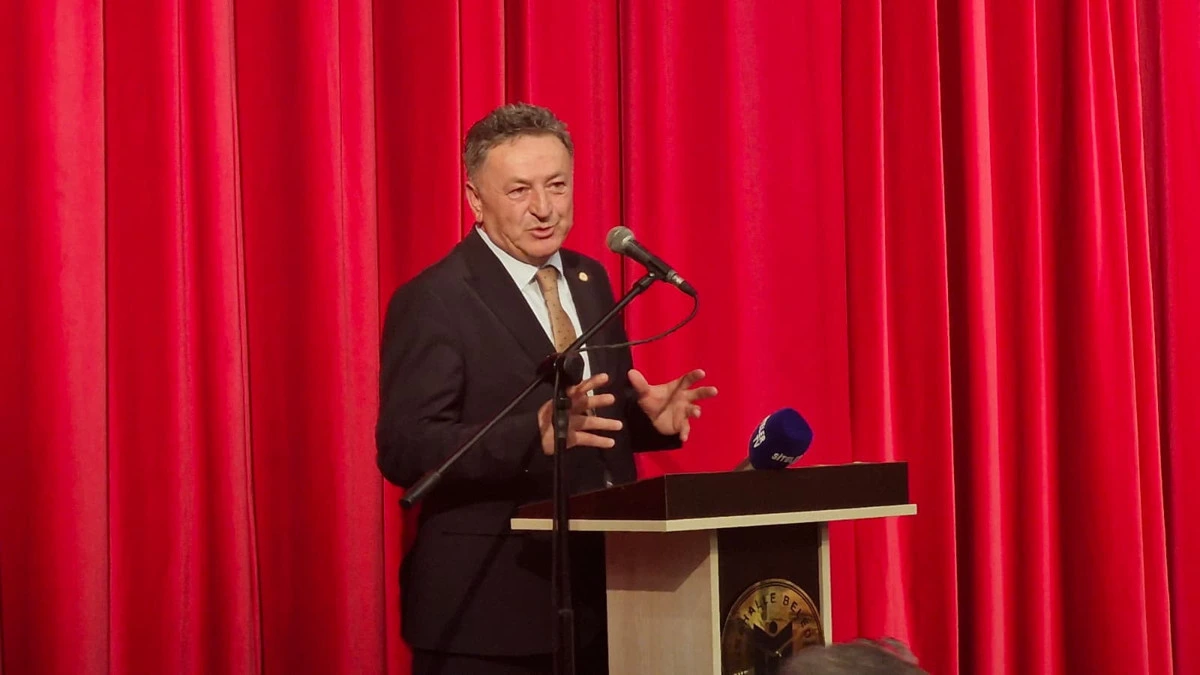 Dr. Metin Özaslan kürsüde konuşma yaparken
