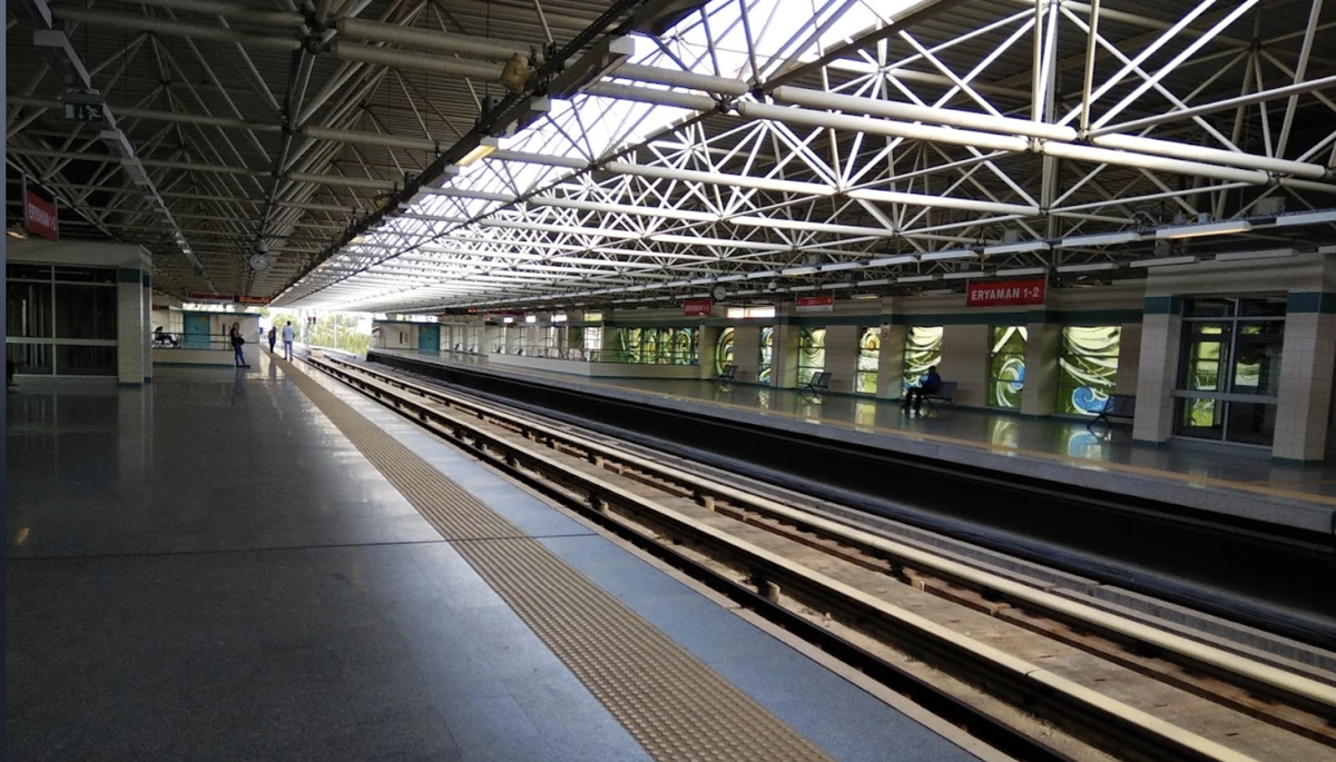 Metro istasyonunda raylar ve peron alanı
