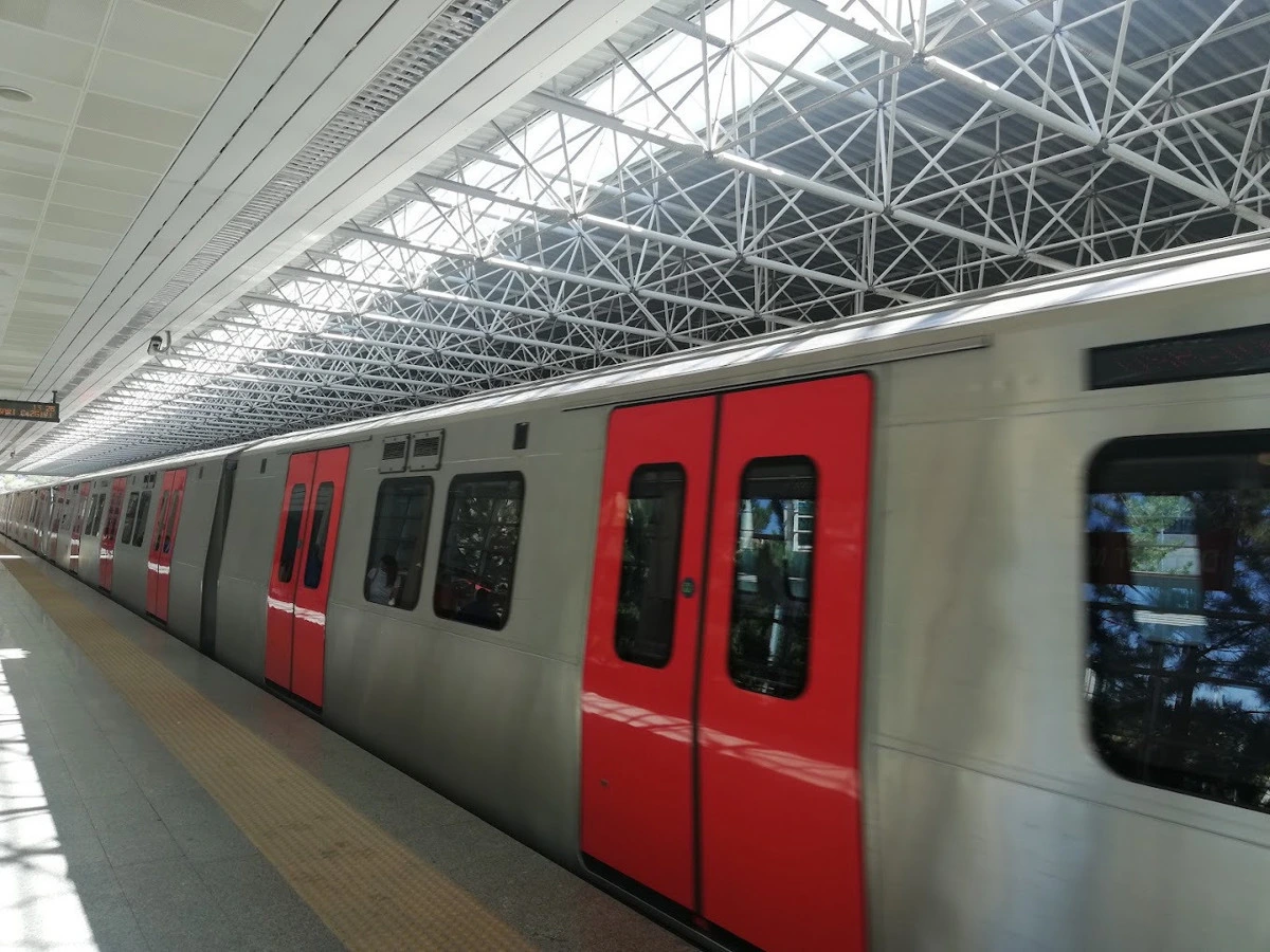 İstasyonda bekleyen kırmızı kapılı metro treni
