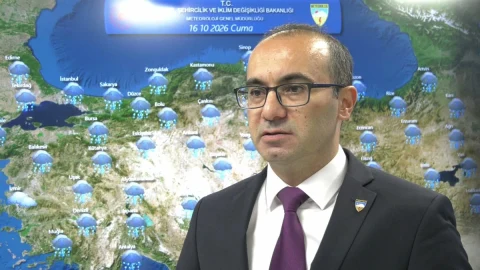 MGM uzmanı Cengiz Çelik, yağış tahminlerinin yer aldığı harita önünde