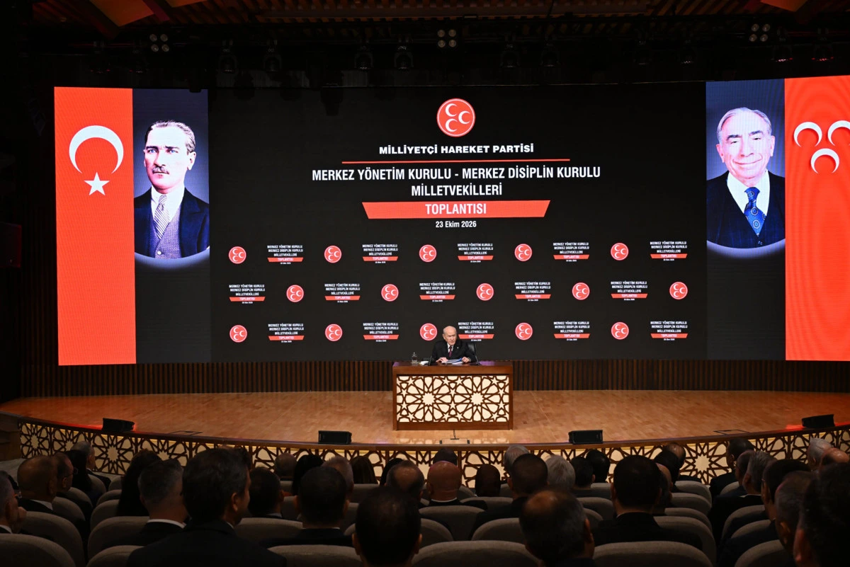 MHP toplantı salonunda sahne ve katılımcılar